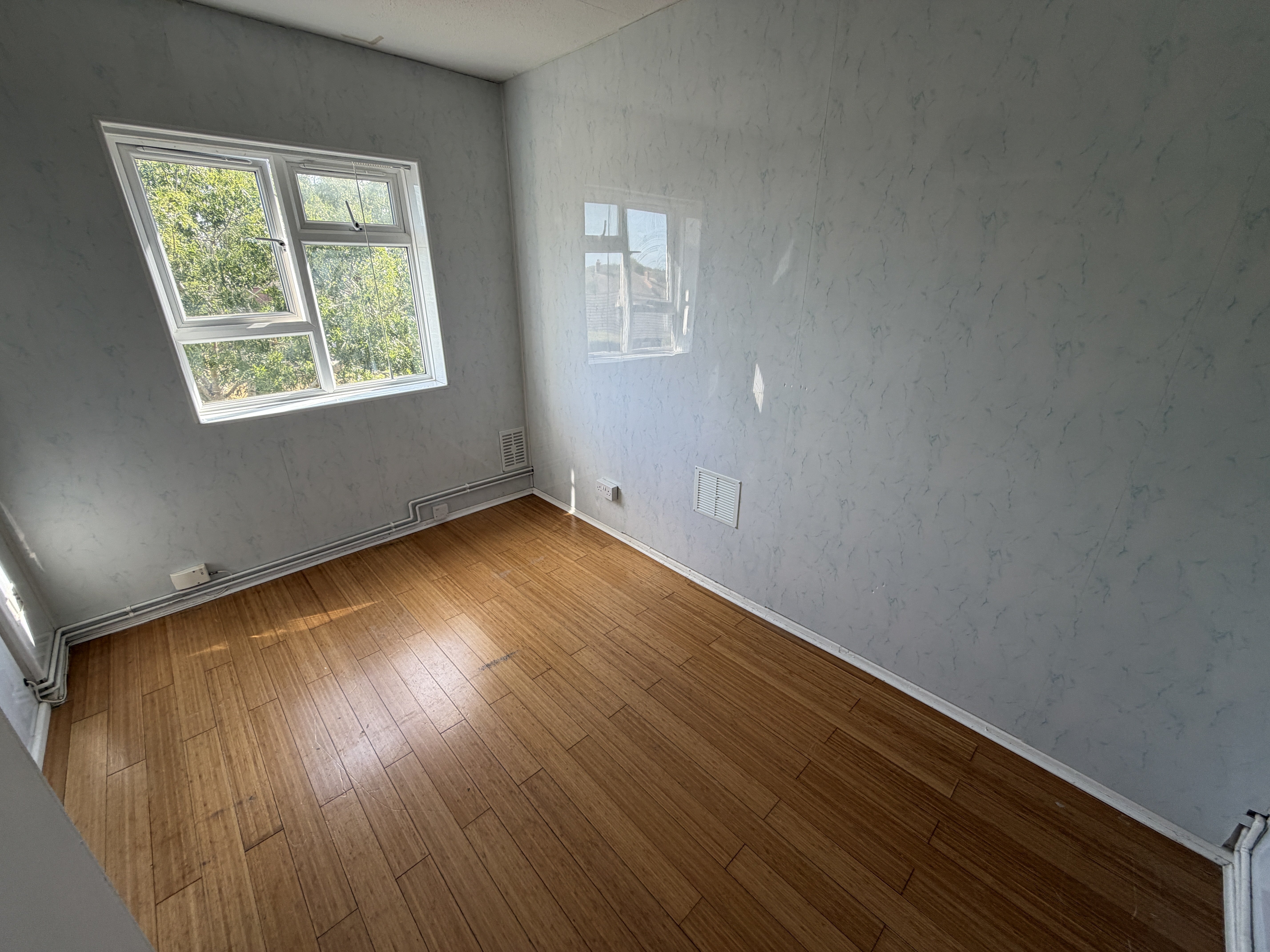 Flat Acacia Avenue in Colchester