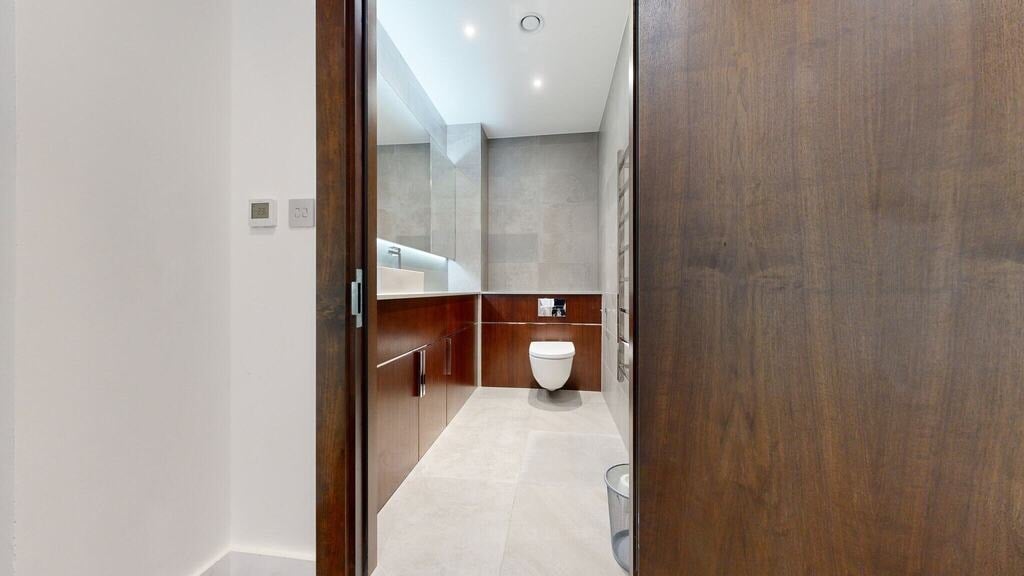 Flat Ponton Road in Greater London