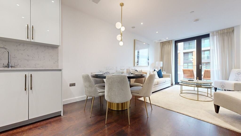 Flat Ponton Road in Greater London