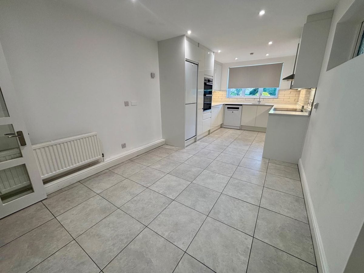 Flat Hendon Lane in Greater London