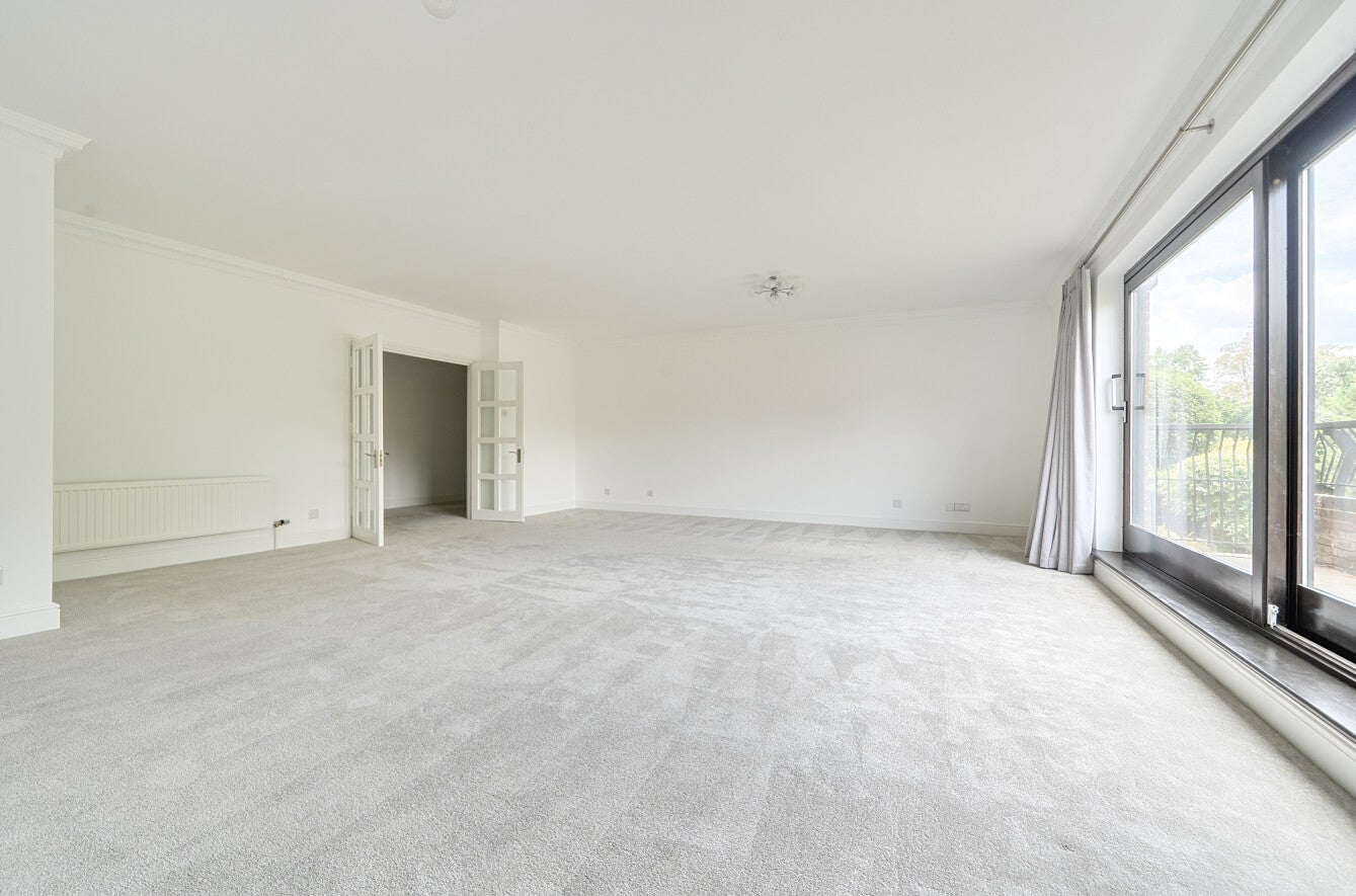 Flat Hendon Lane in Greater London