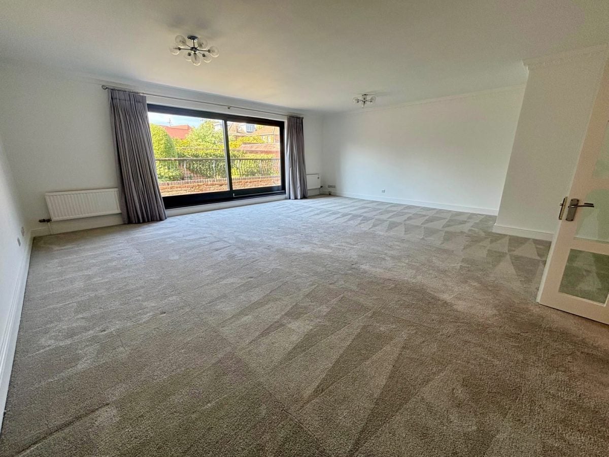 Flat Hendon Lane in Greater London