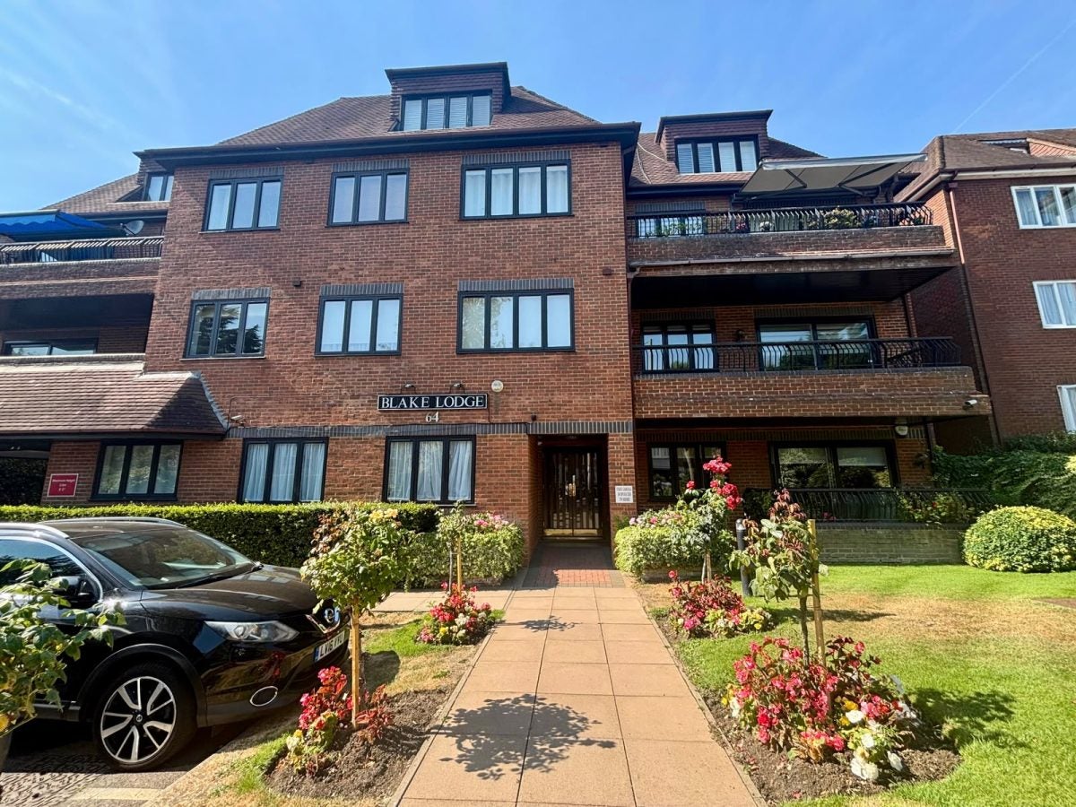 Flat Hendon Lane in Greater London