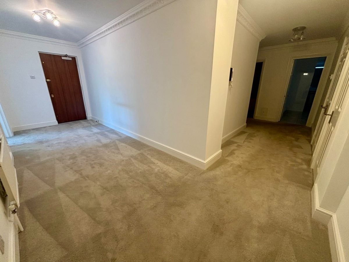 Flat Hendon Lane in Greater London