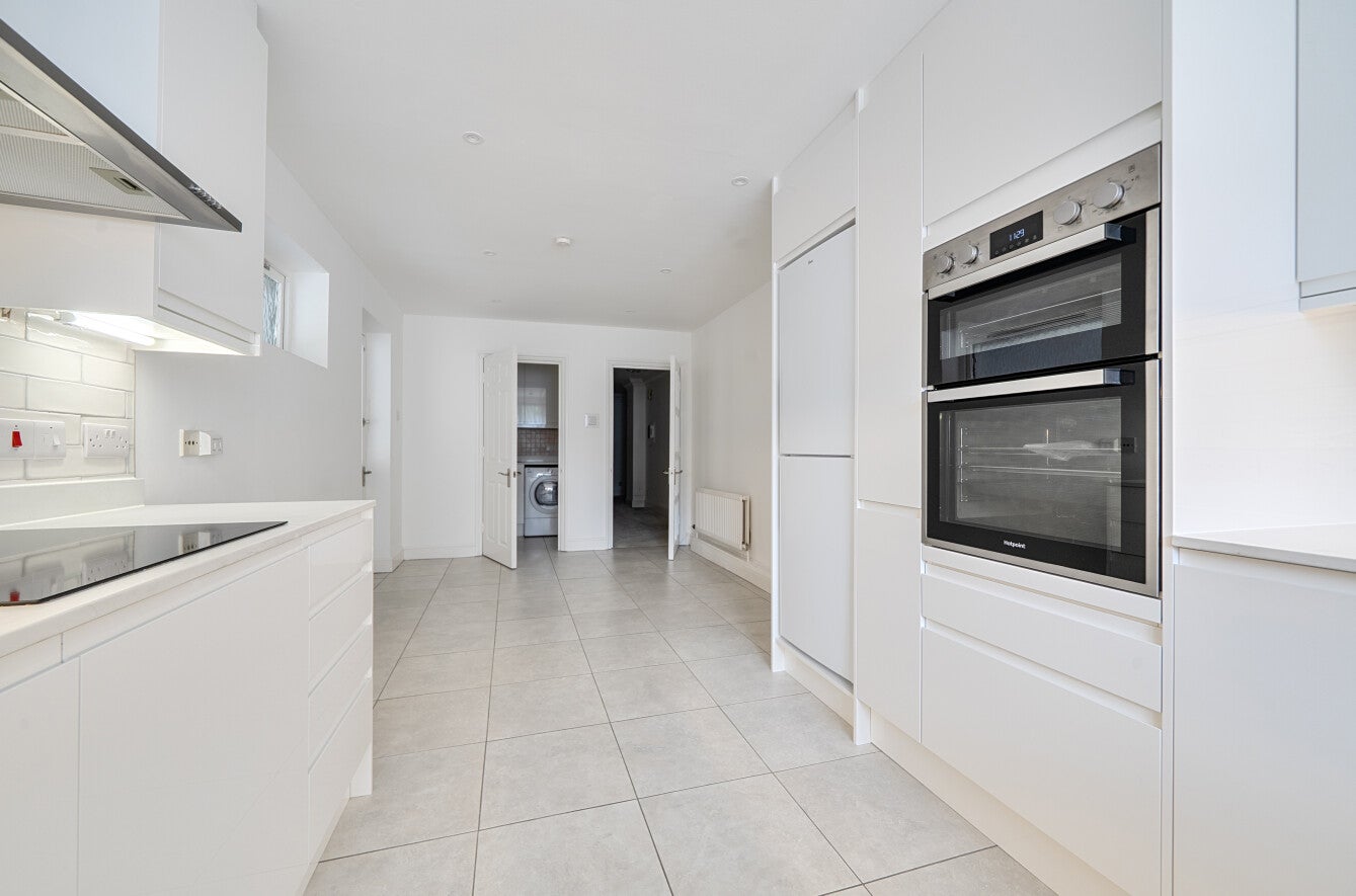 Flat Hendon Lane in Greater London