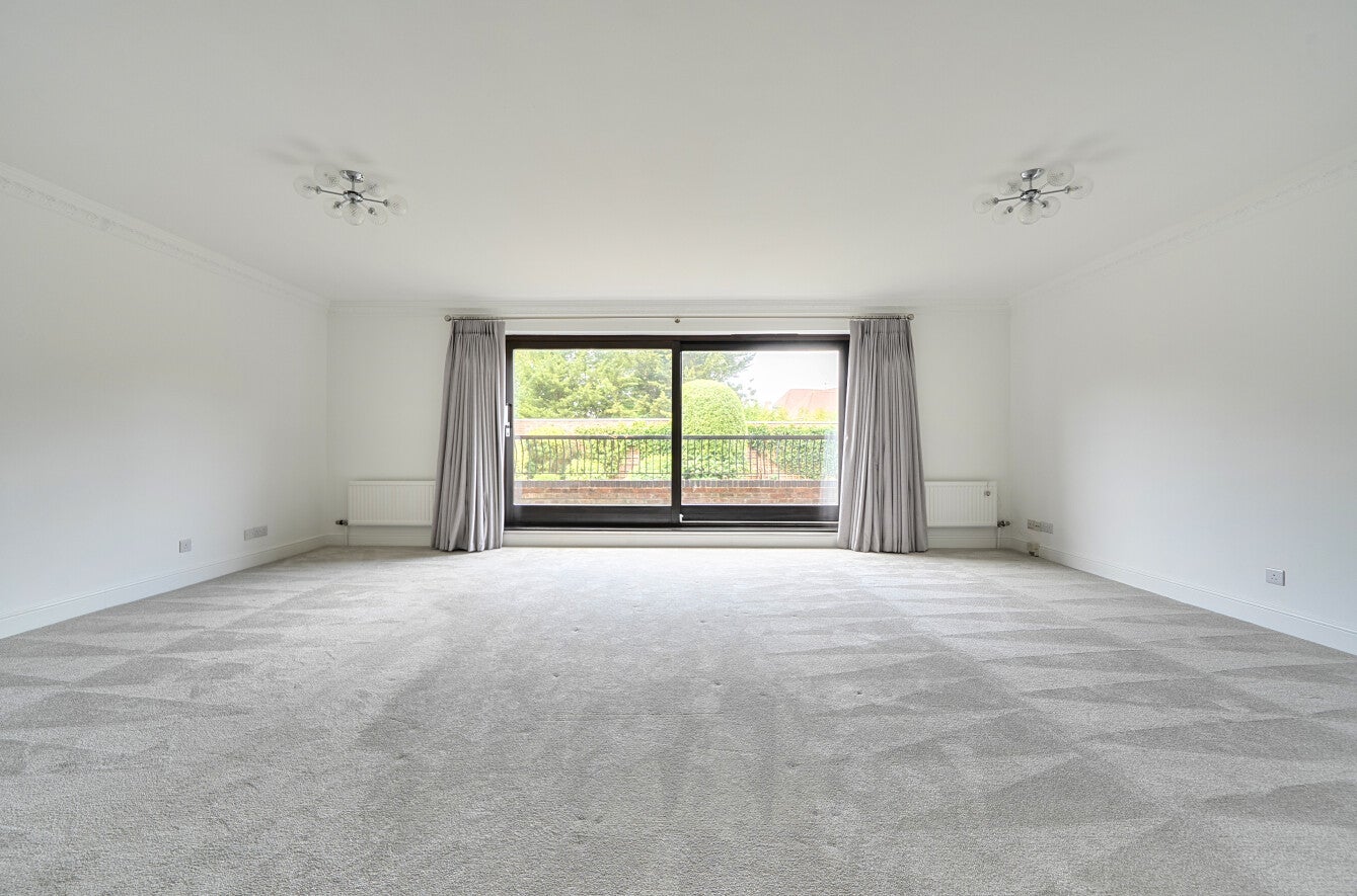 Flat Hendon Lane in Greater London