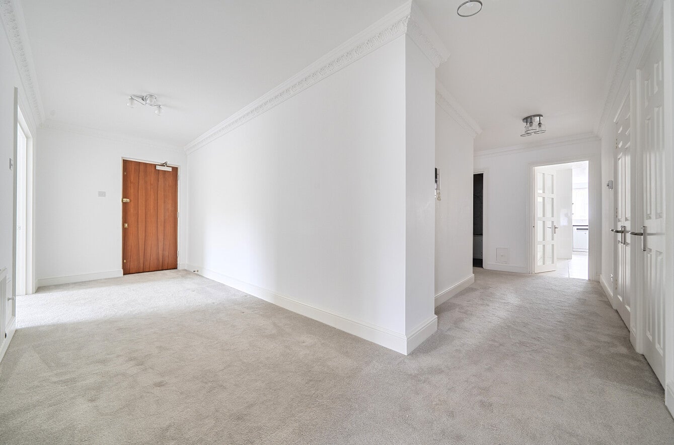 Flat Hendon Lane in Greater London