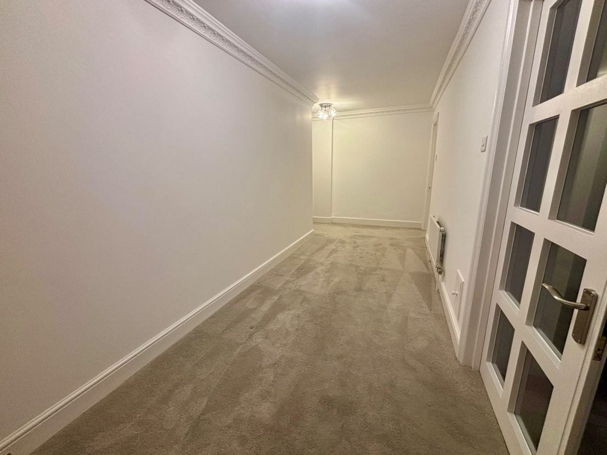 Flat Hendon Lane in Greater London