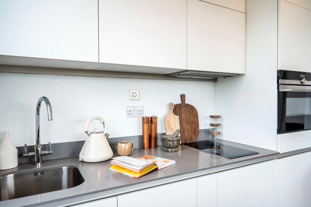 Flat Lawrence Road in Greater London