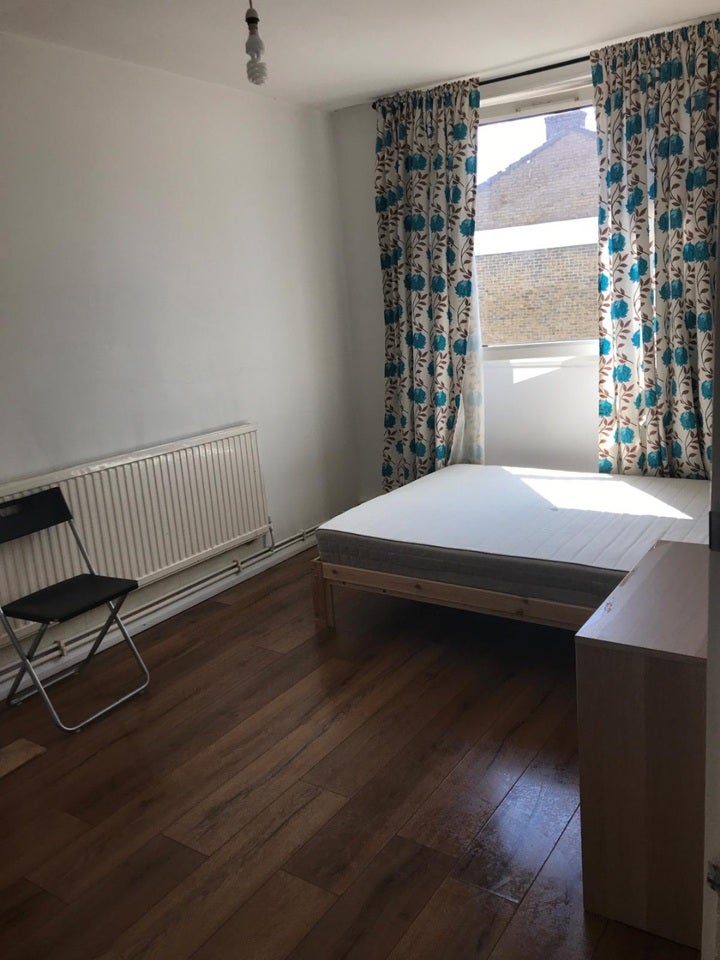 Flat Chadwell Heath Lane in Greater London