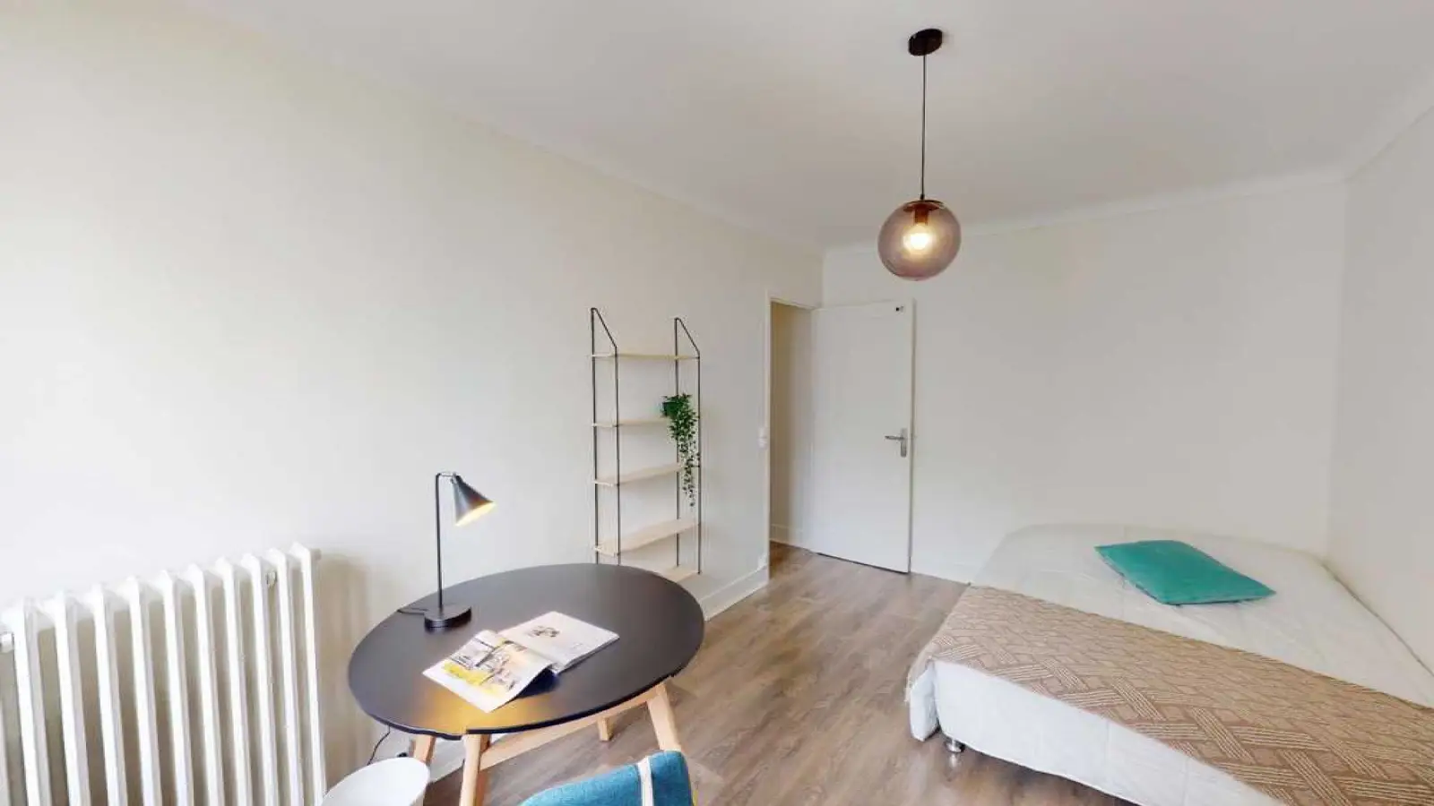 Room Rue de Saussure in Paris