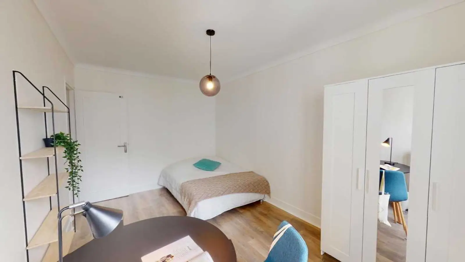 Room Rue de Saussure in Paris