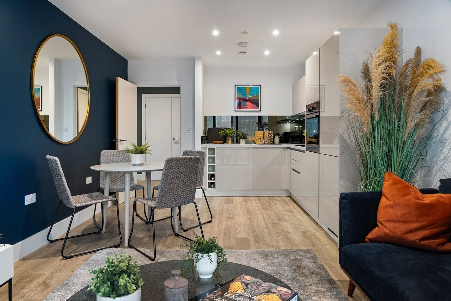 Flat Fairfield Avenue in Borough of Spelthorne