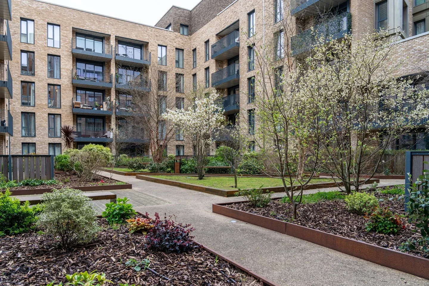 Flat Fairfield Avenue in Borough of Spelthorne