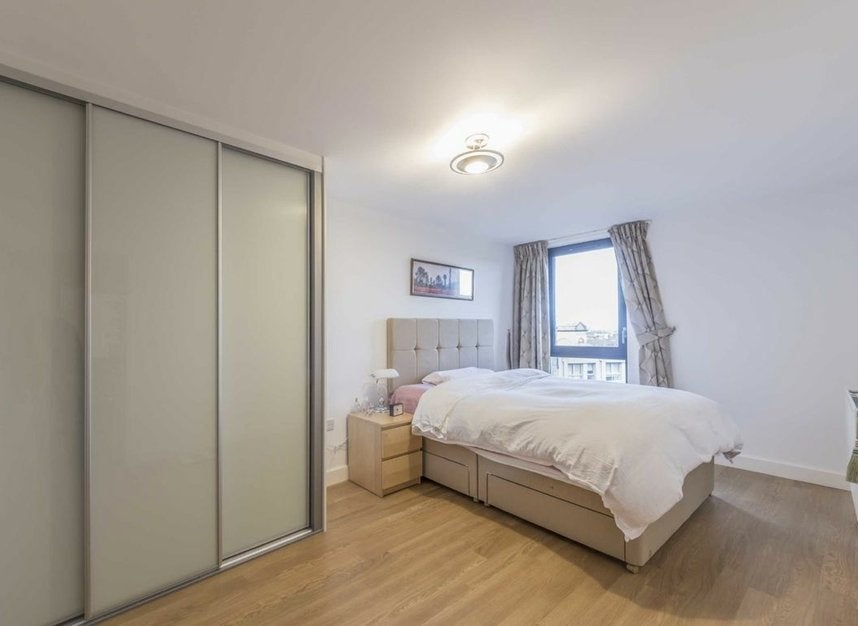 Room Surrey Quays Road in Greater London
