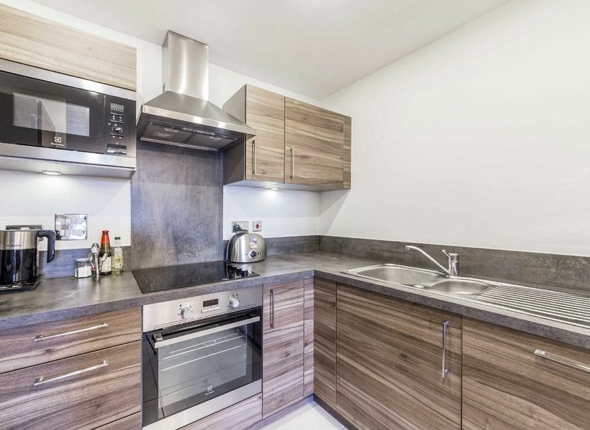 Room Surrey Quays Road in Greater London
