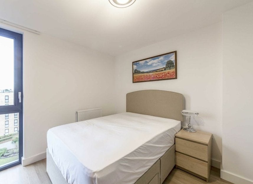 Room Surrey Quays Road in Greater London