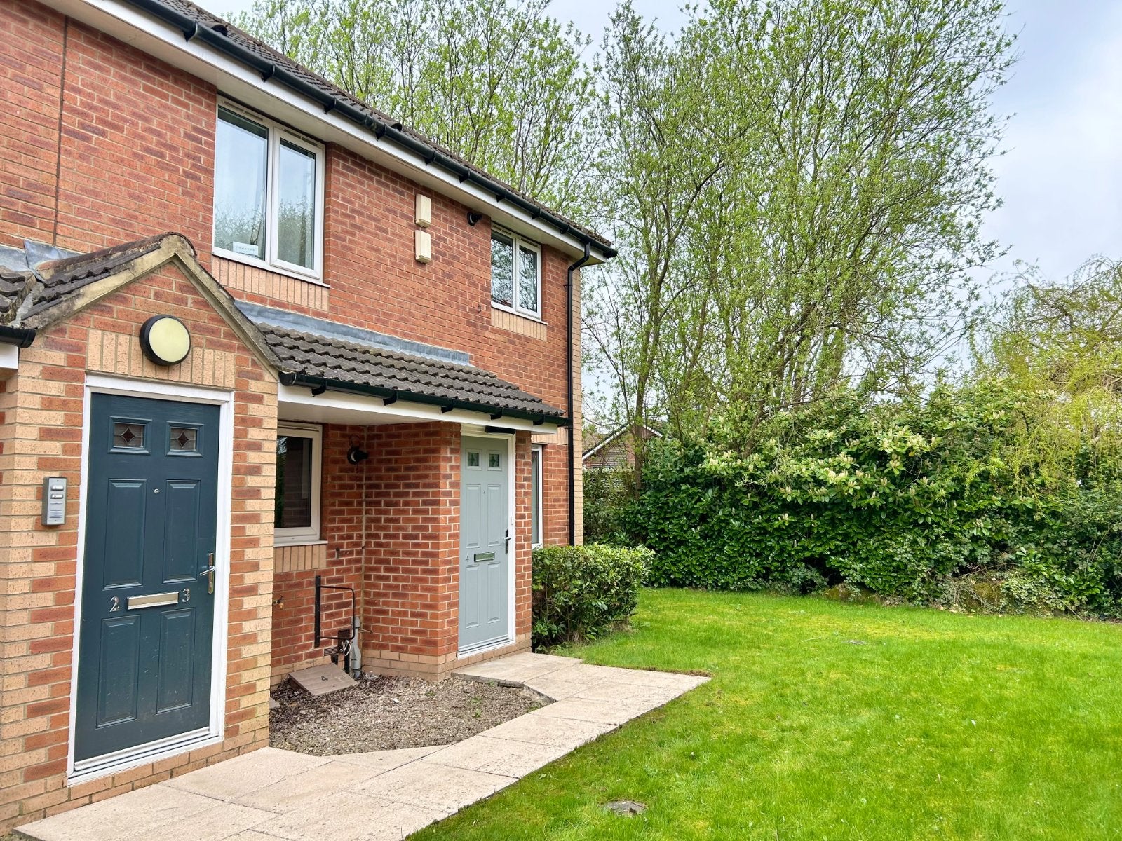Flat Holt Close in Leeds