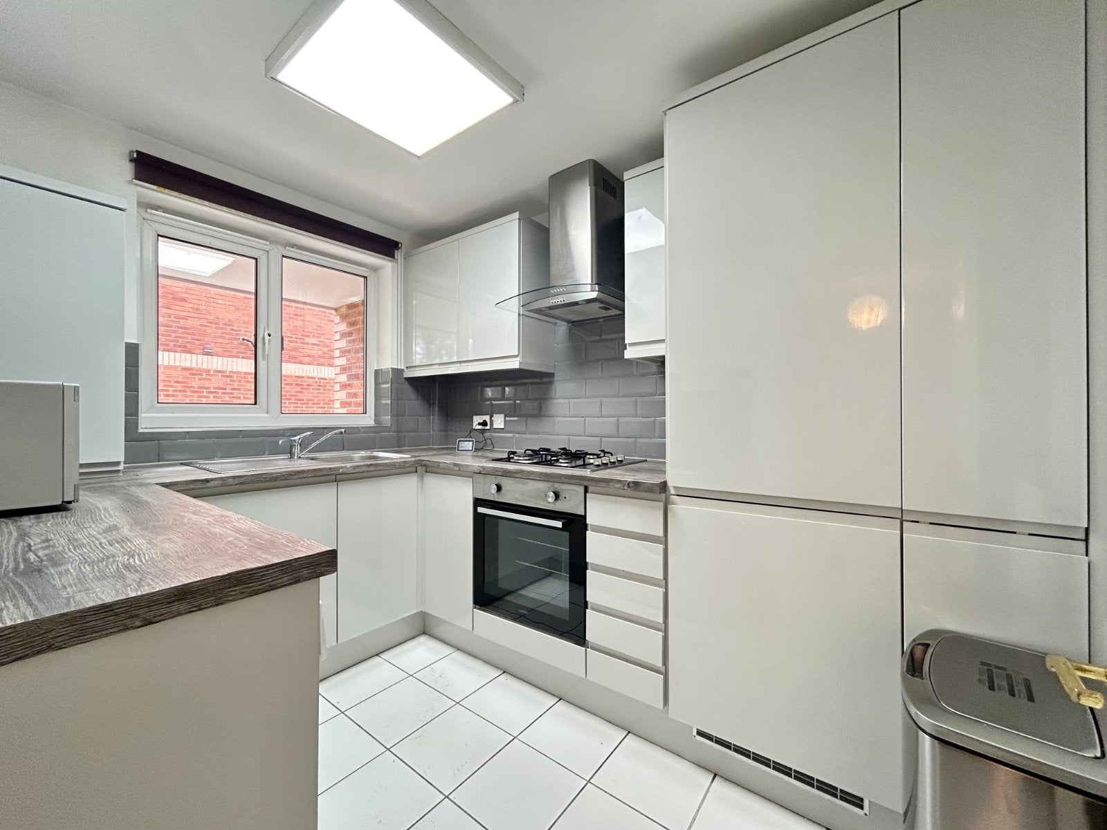 Flat Holt Close in Leeds