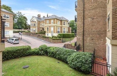 Flat Carmelite Drive in Reading