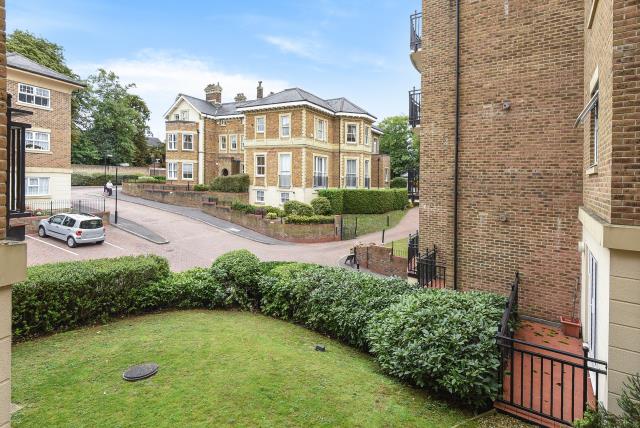Flat Carmelite Drive in Reading