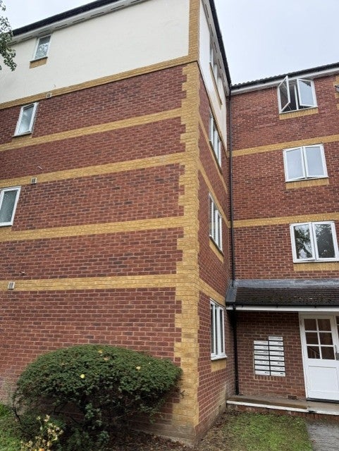 Flat Ruston Road in Greater London
