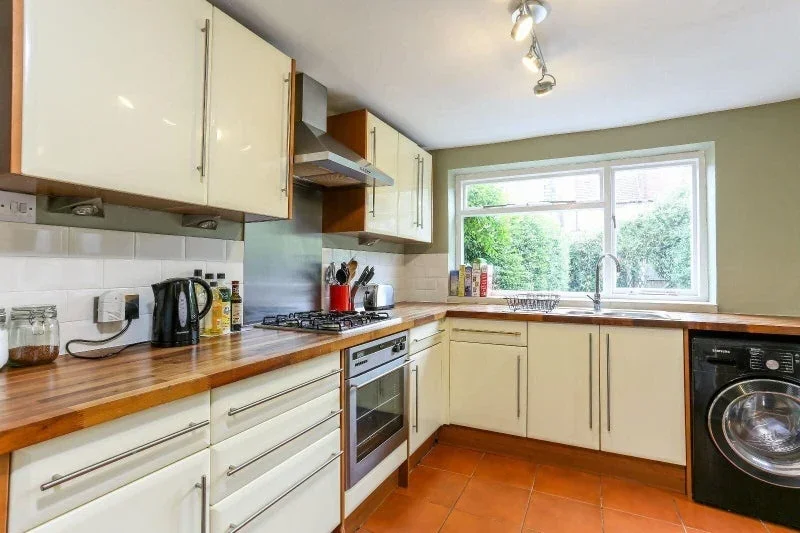 Room Cranmer Avenue in Greater London