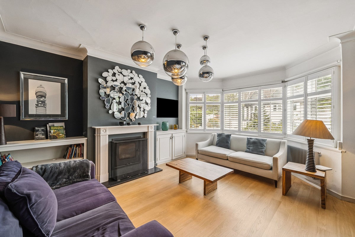 House Hertford Avenue in Greater London