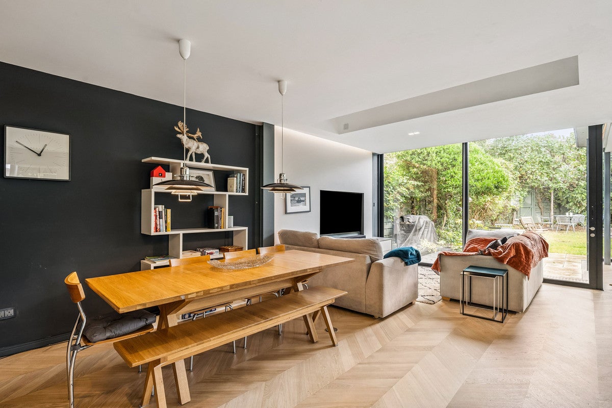 House Hertford Avenue in Greater London