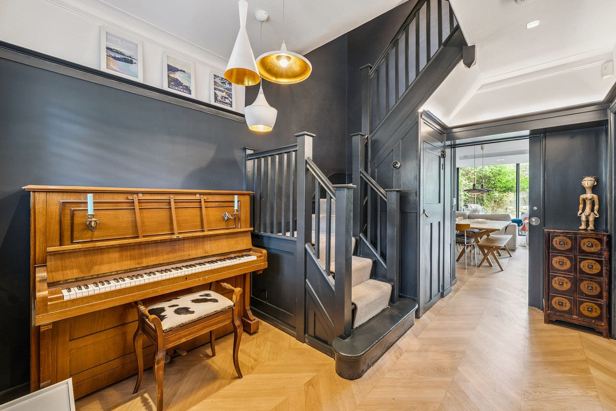 House Hertford Avenue in Greater London