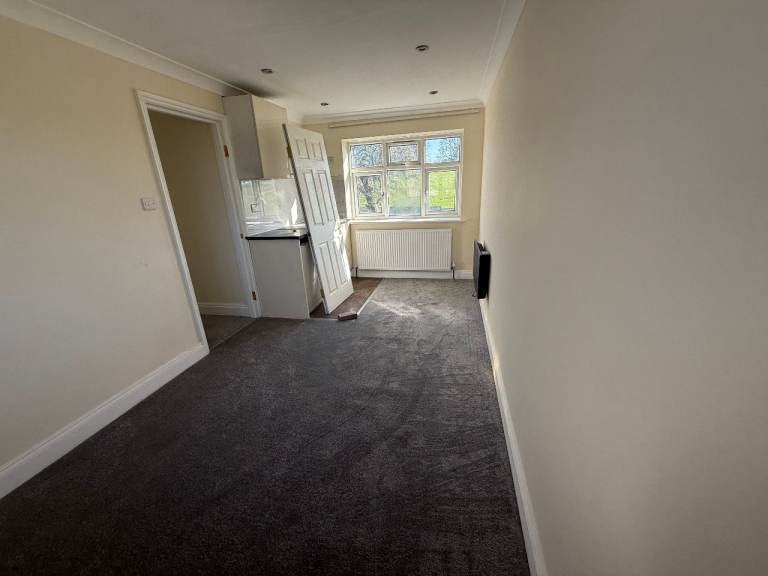 Flat Bowrons Avenue in Greater London