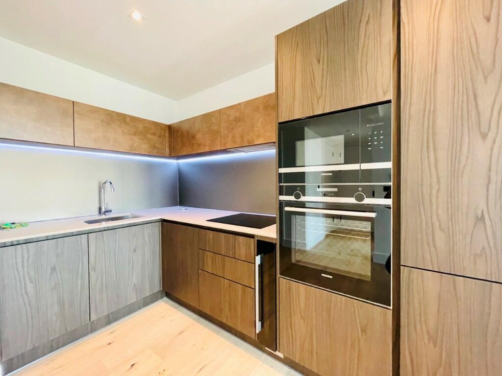 Flat Trenchold Street in Greater London