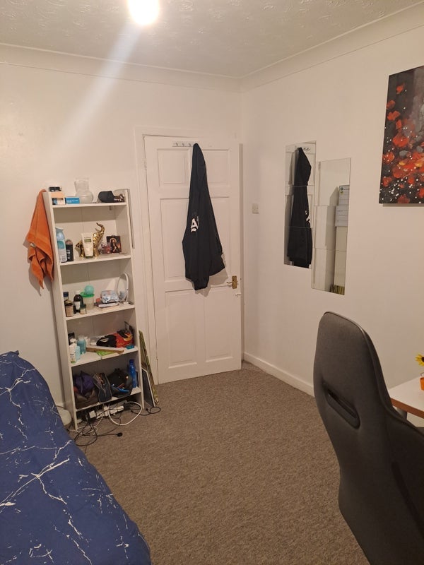 Room Lynmouth Crescent in Cardiff