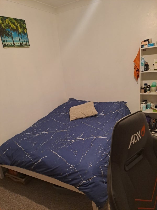 Room Lynmouth Crescent in Cardiff