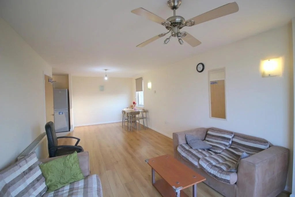 Flat Axon Place in Greater London