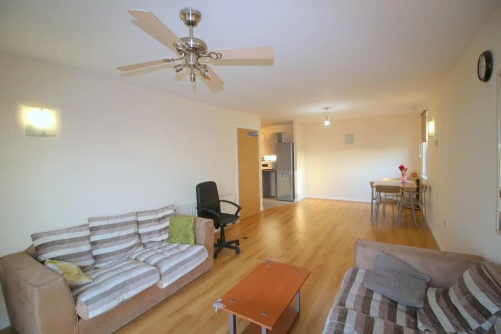 Flat Axon Place in Greater London