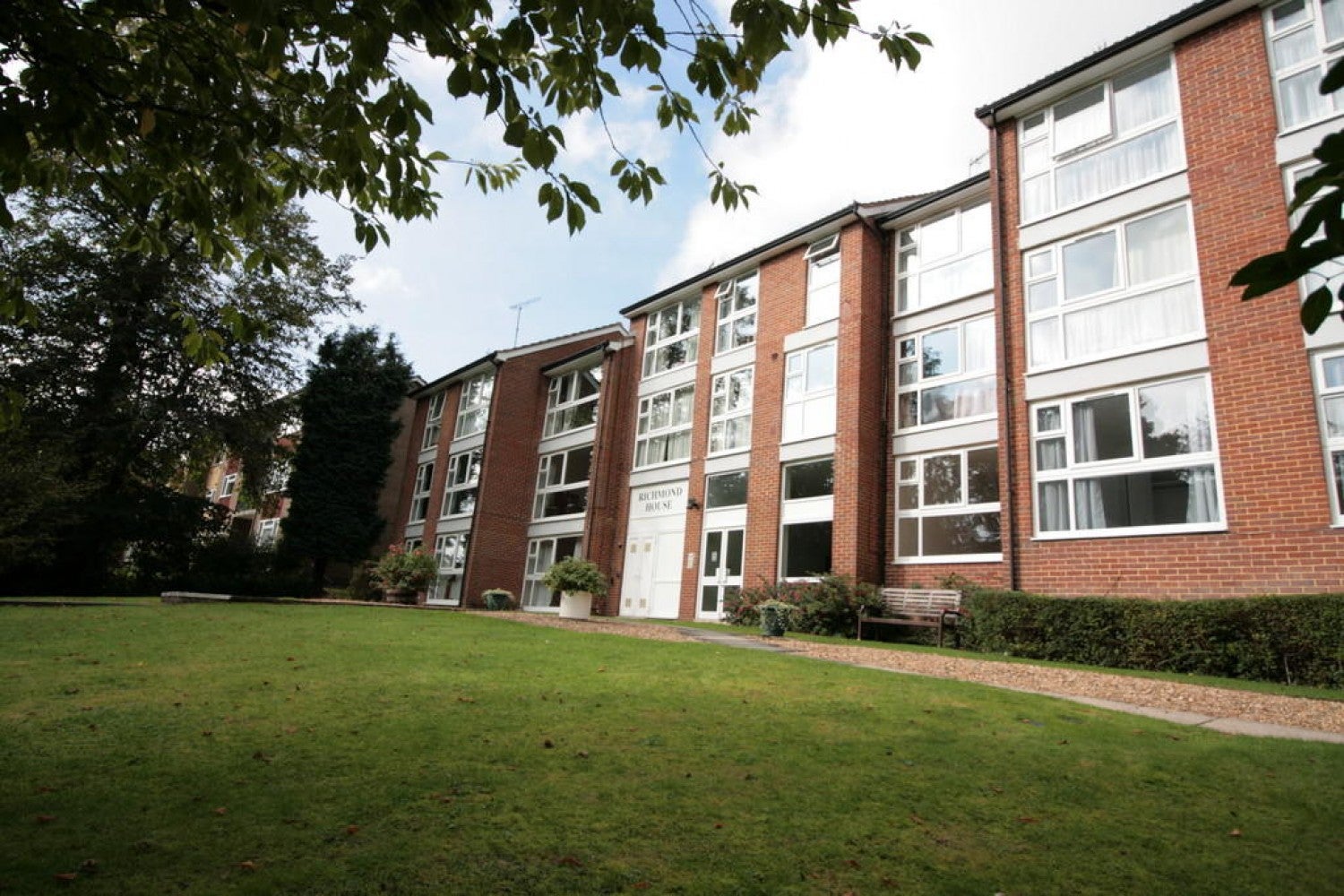 Flat Silvermere Court in Caterham Valley