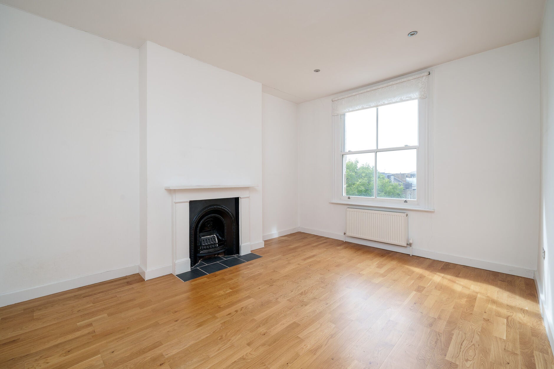Flat Boscombe Road in Greater London
