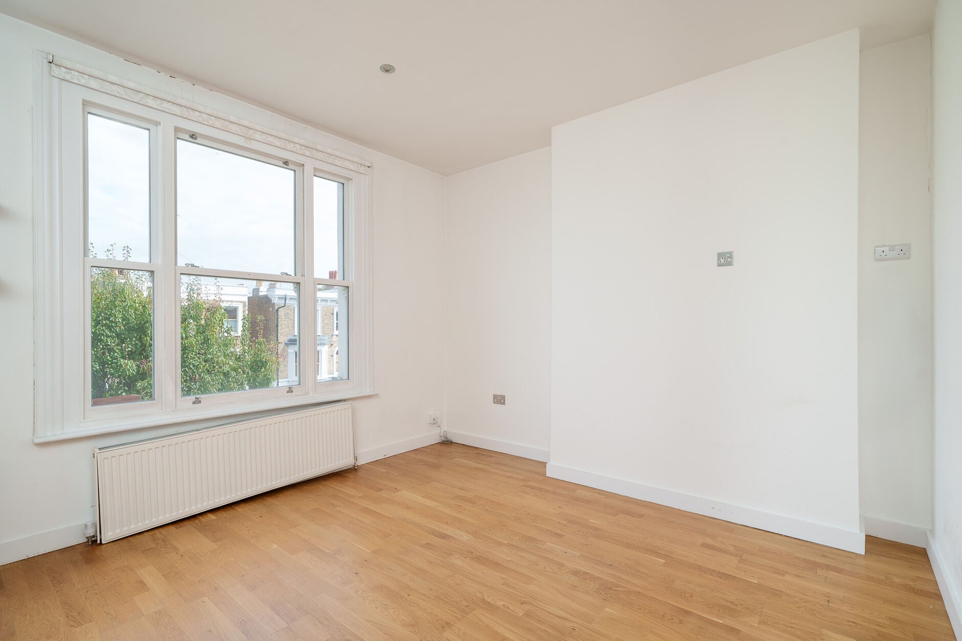 Flat Boscombe Road in Greater London