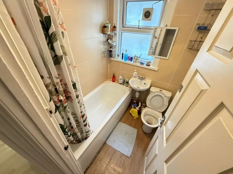 Room Romford Road in Greater London