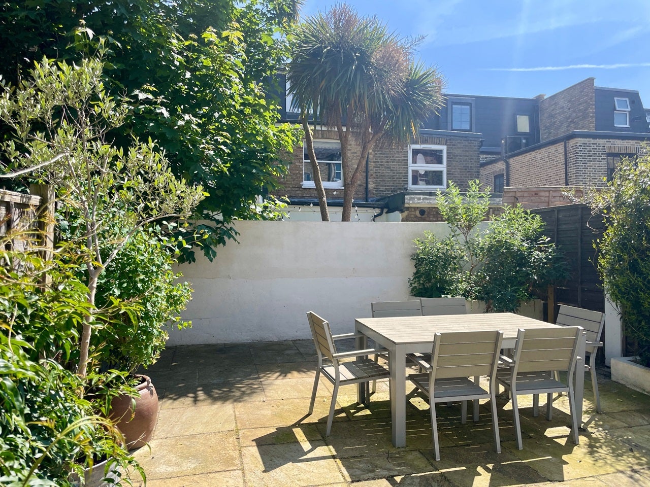 Flat Davisville Road in Greater London