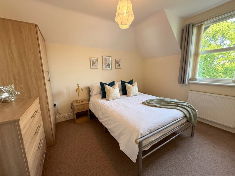 Room Claremont Avenue in Trafford