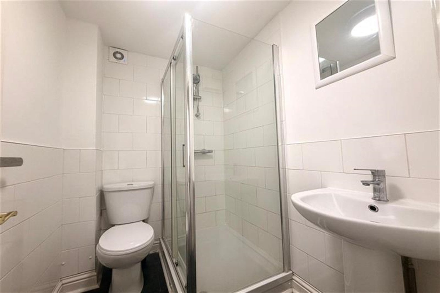 Flat Hermon Hill in Greater London