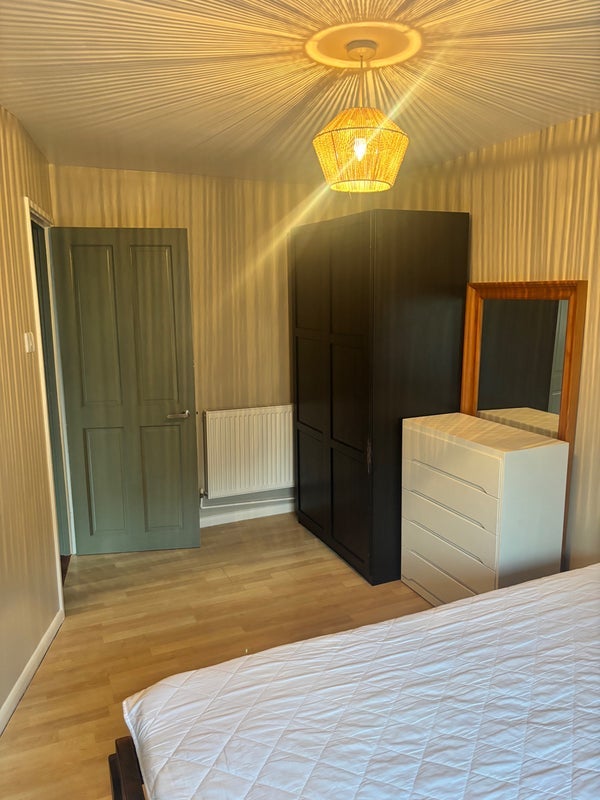Room Riley Road in Greater London