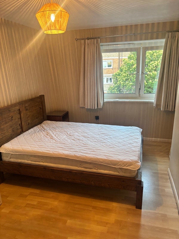 Room Riley Road in Greater London