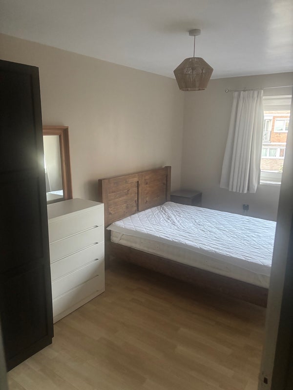 Room Riley Road in Greater London