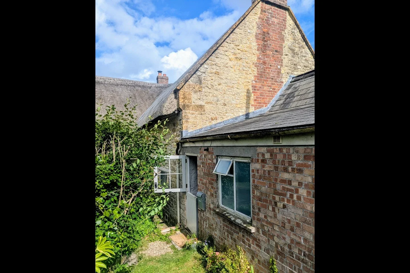 Flat School Lane in Drimpton