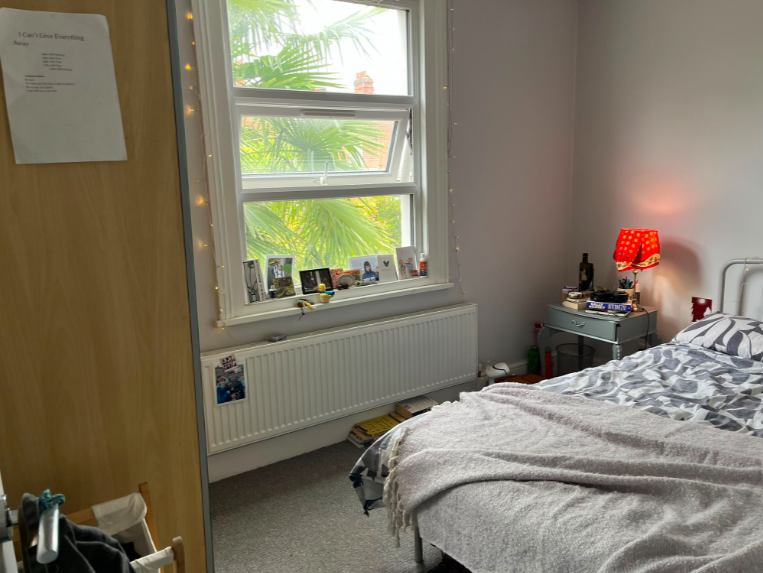 Room Larch Road in Greater London