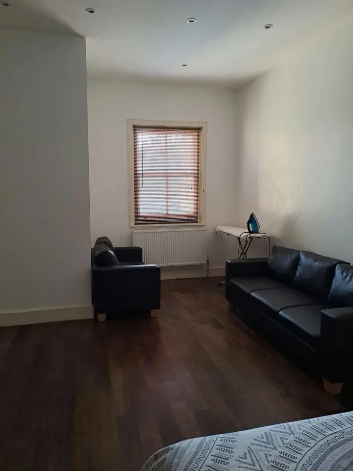 Flat Crouch Hill in Greater London