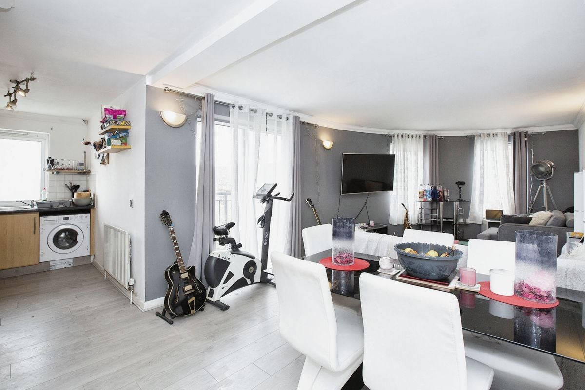 Flat Gascoigne Road in Greater London